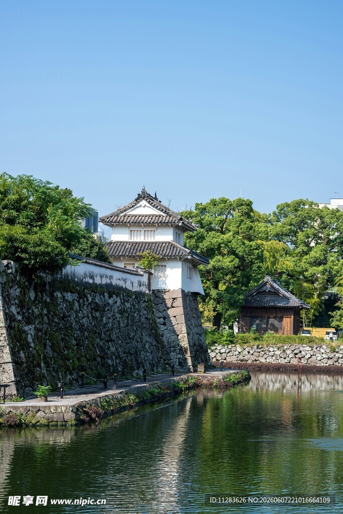 日本传统建筑旁的宁静水域