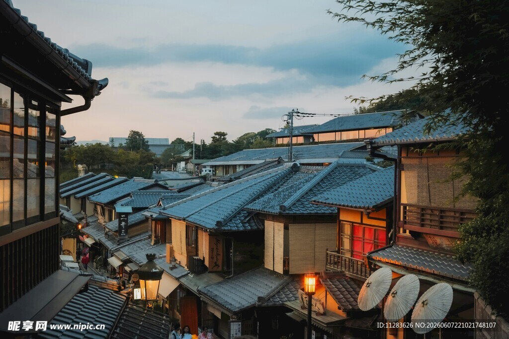 日式古街夜景