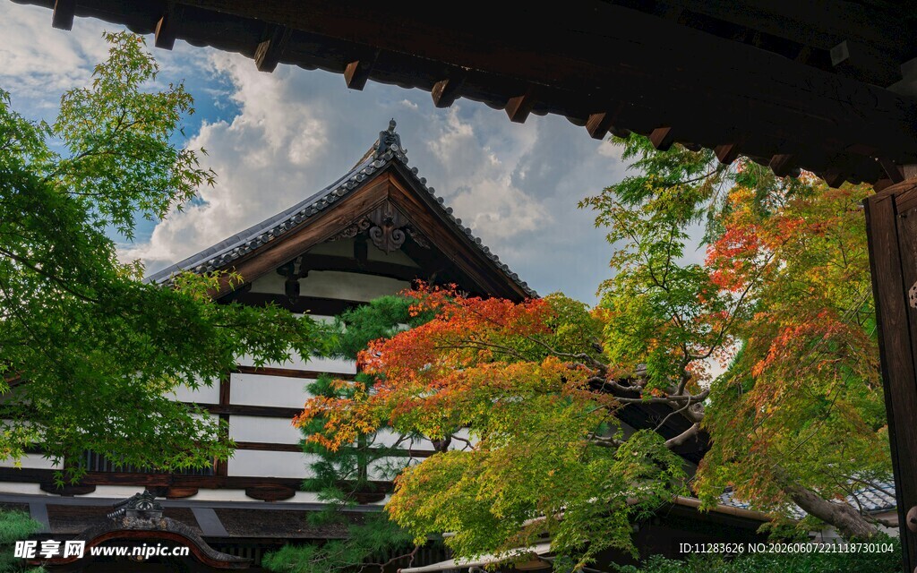 日式庭院中的古朴建筑