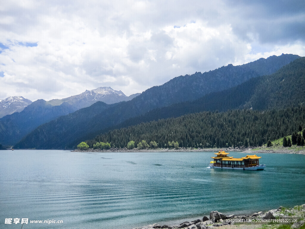 湖畔青山间的游船美景