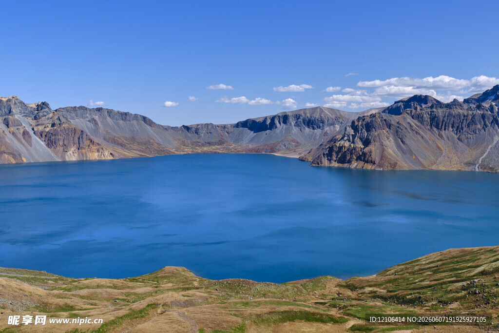 壮丽高山湖泊美景
