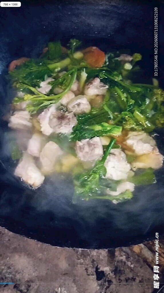 锅中烹饪的蔬菜与肉类