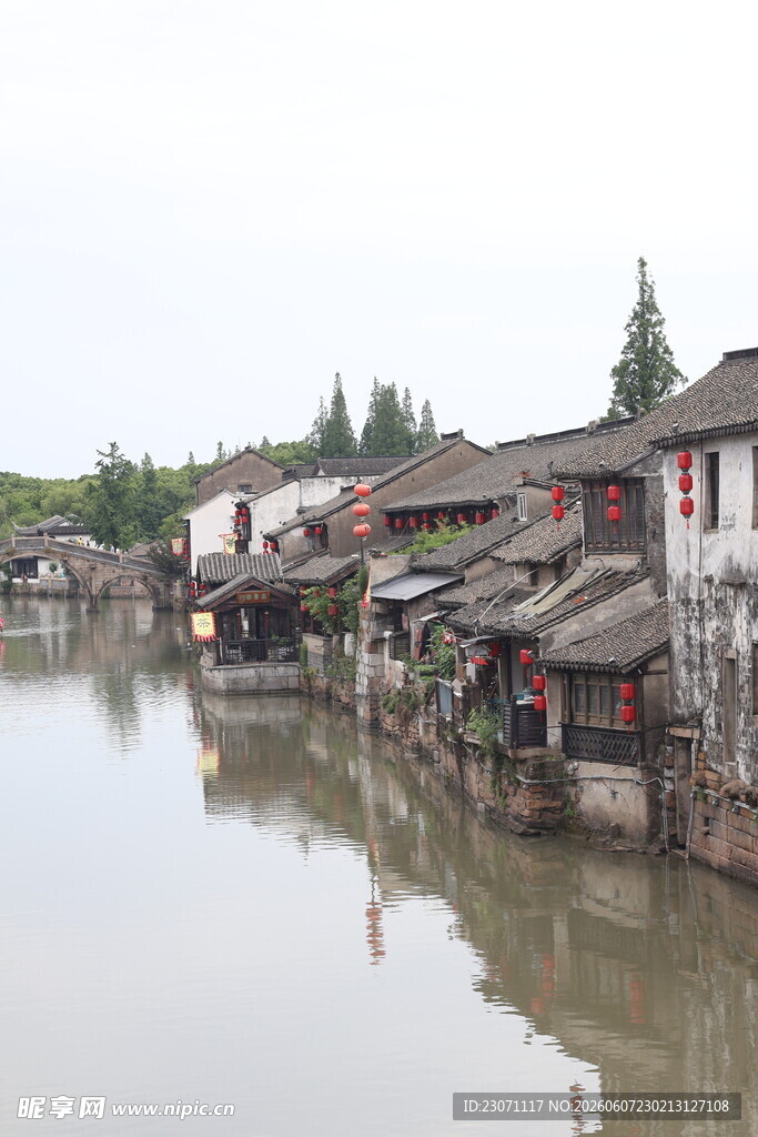 江南水乡临河古朴民居