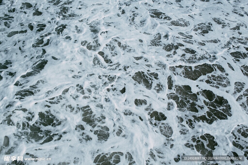 海浪翻涌的白色泡沫