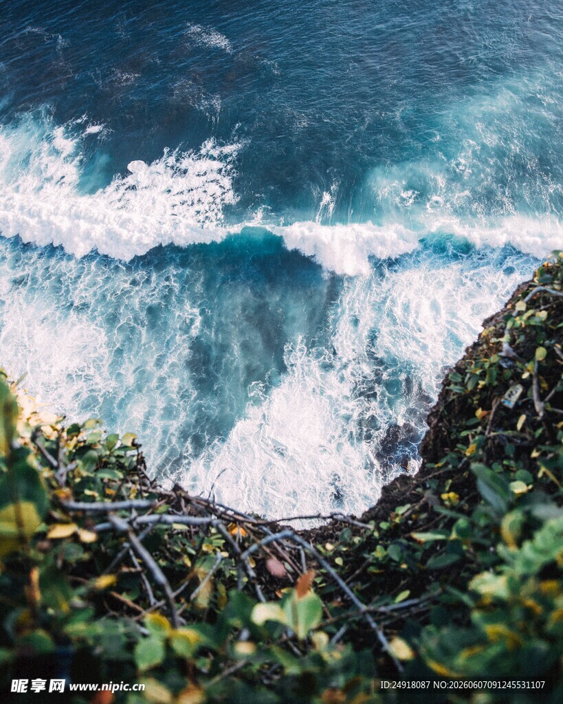 海浪拍岸的自然美景