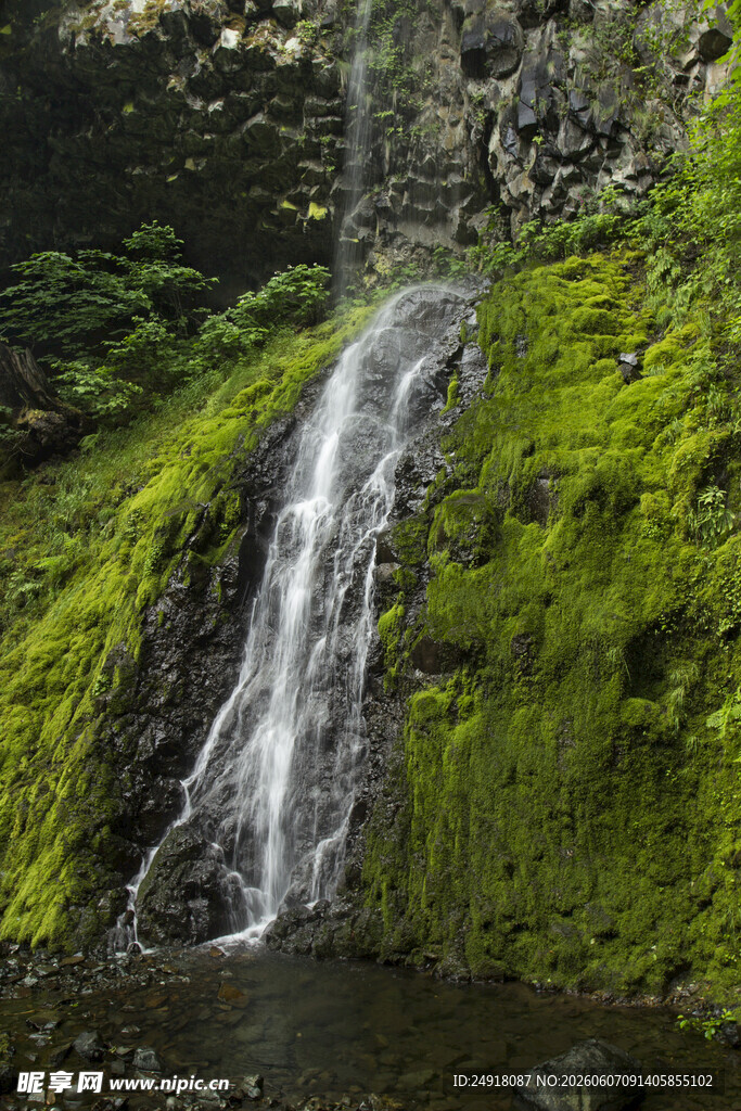 山间小瀑布绿意盎然之景