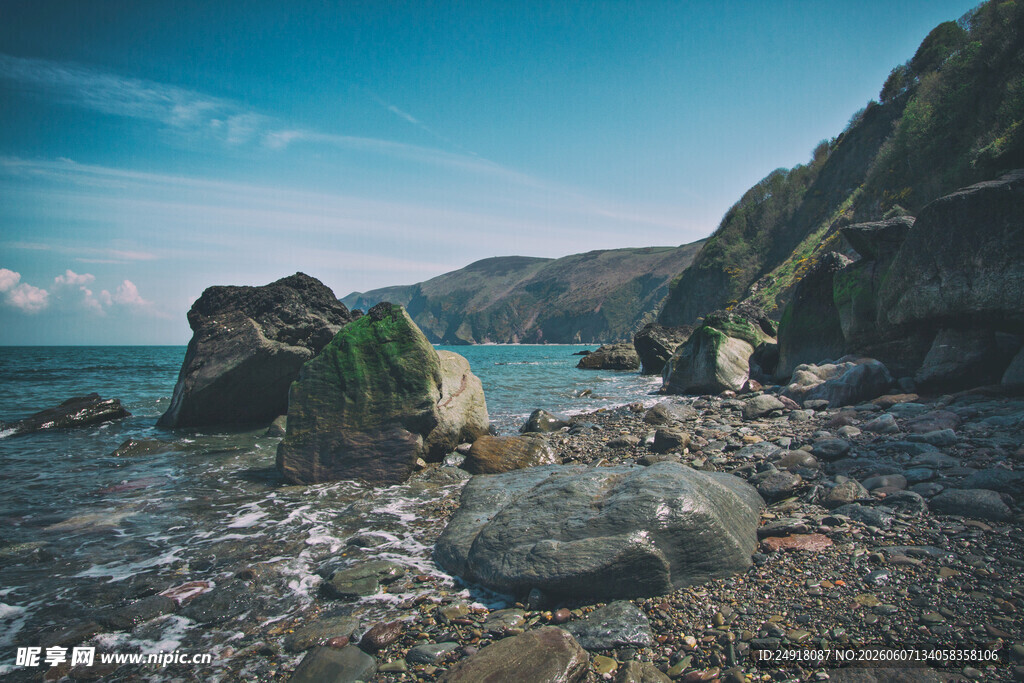 海边嶙峋岩石与壮阔景致