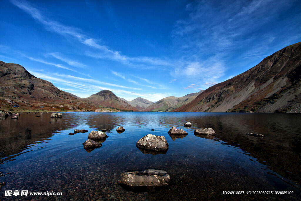 宁静湖景远山相映自然风光风景