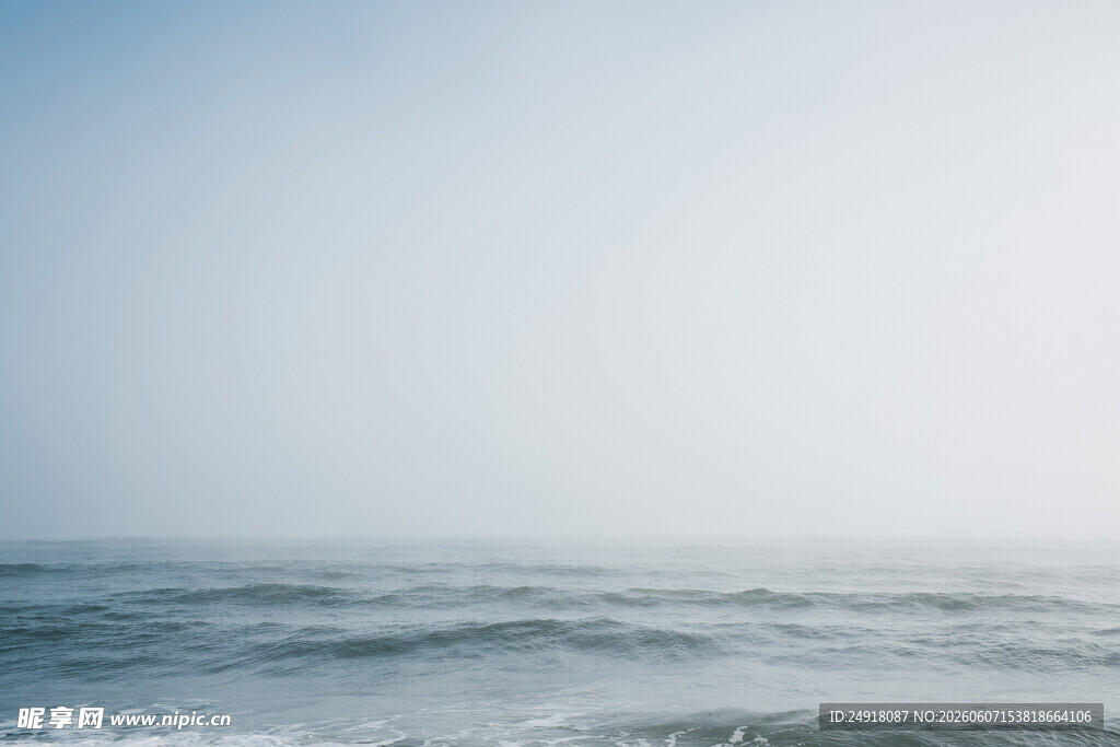 宁静海面淡蓝天空之景