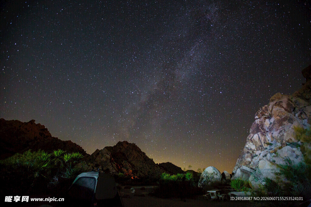 山间露营夜璀璨星空相伴