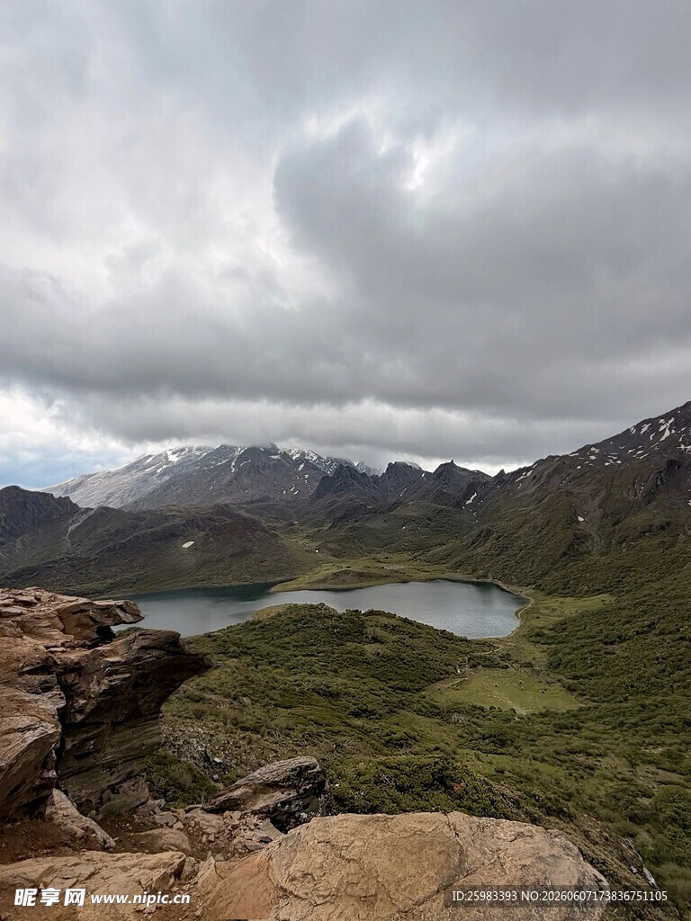 山间湖泊
