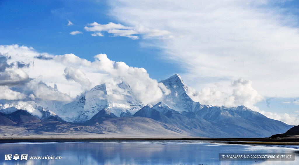 壮丽雪山与平静湖水景观