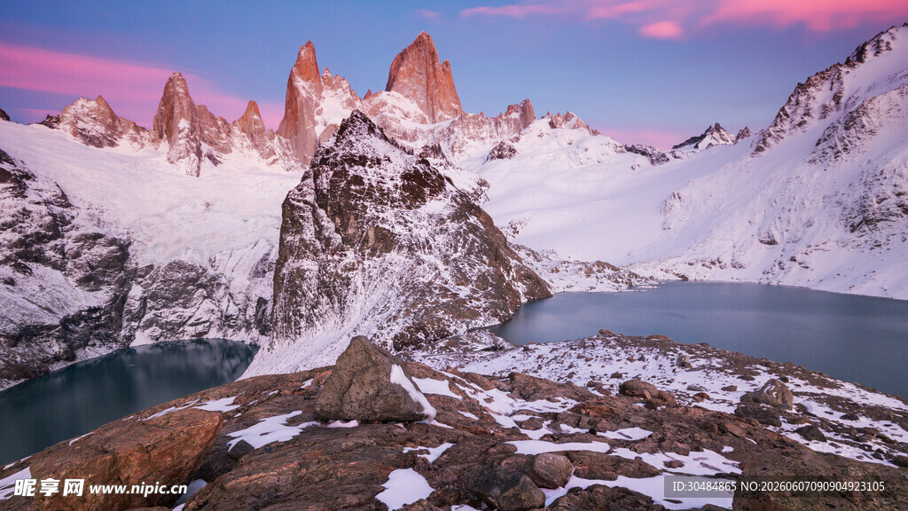壮丽雪山湖泊黄昏美景