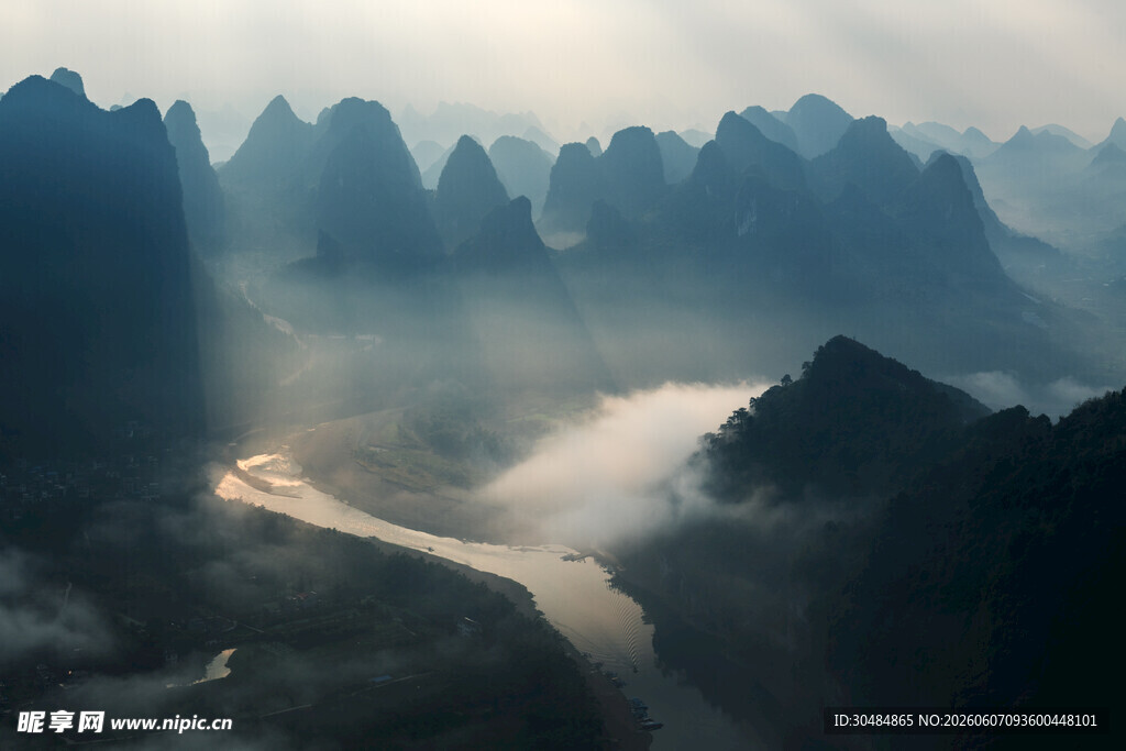 山间云雾缭绕的壮美江景