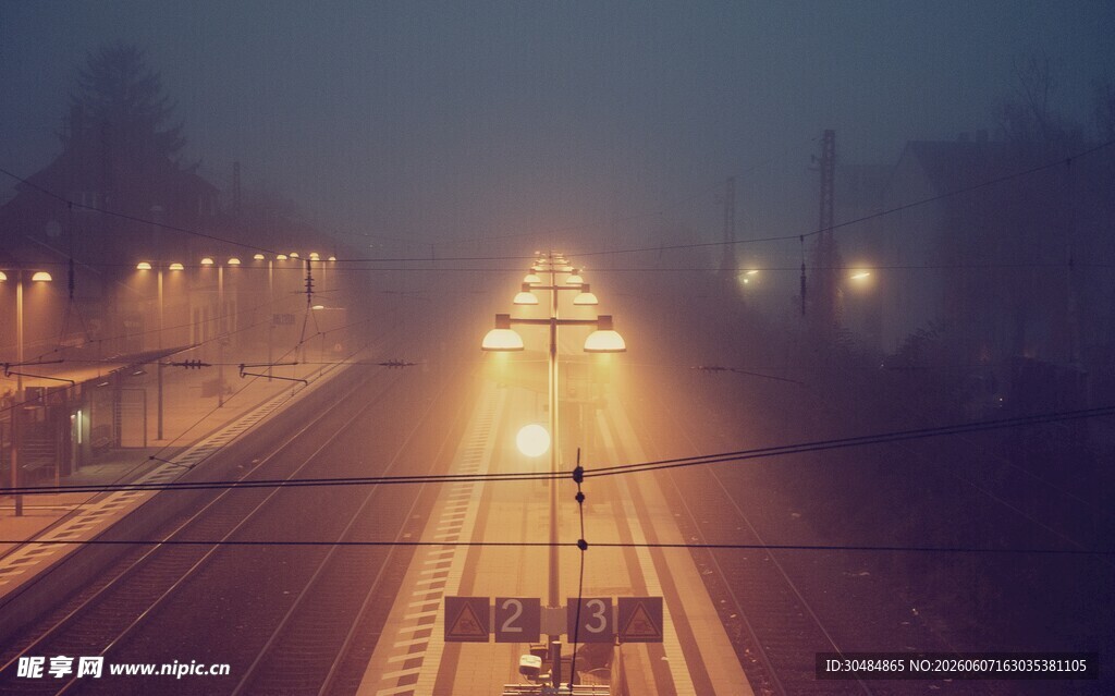 雾中公路夜景