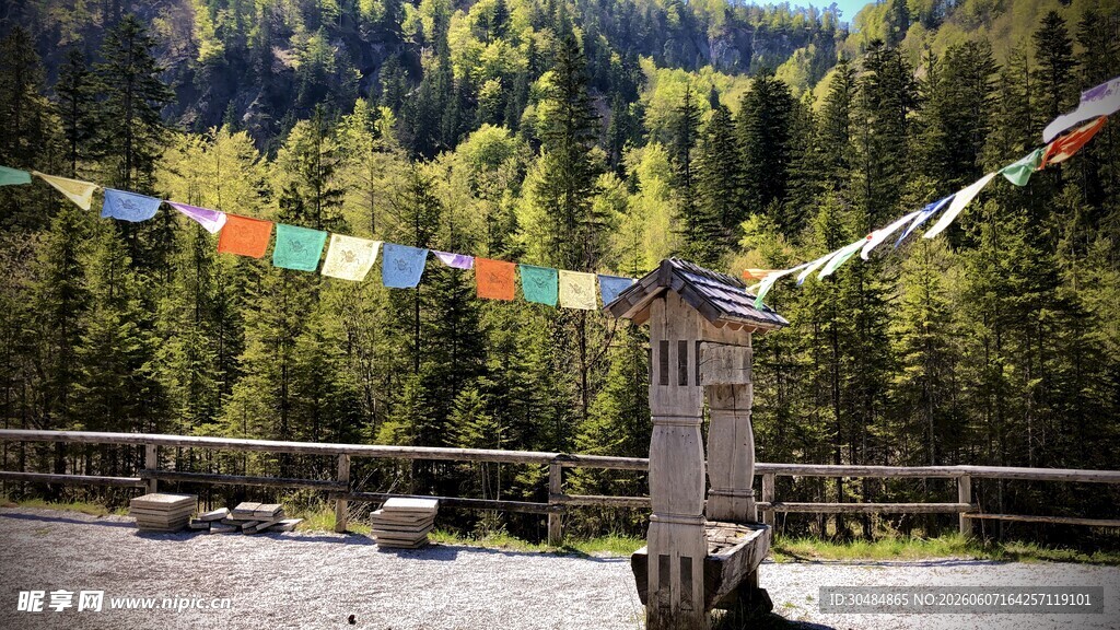 山间经幡与古朴建筑