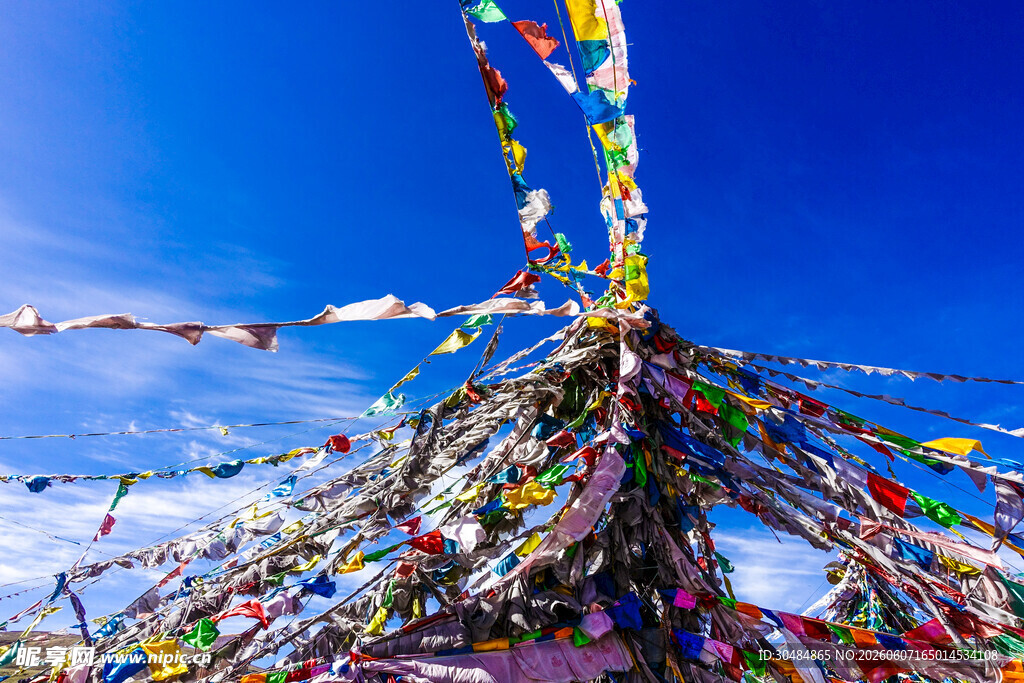 五彩经幡飘扬于蓝天之下