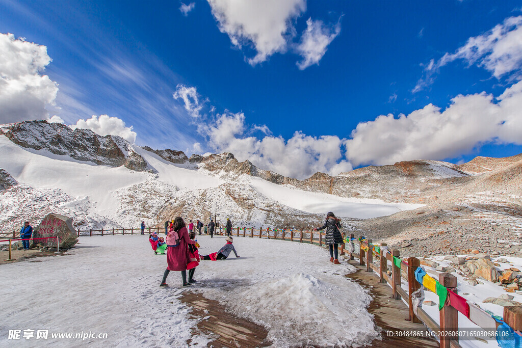 雪山美景中游人漫步赏景