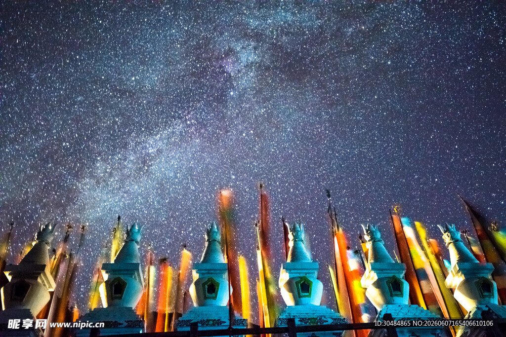 星空下的彩色建筑景观