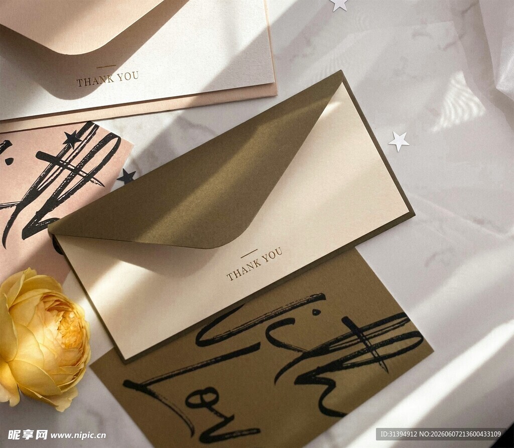 手写贺卡与信封的温馨组合