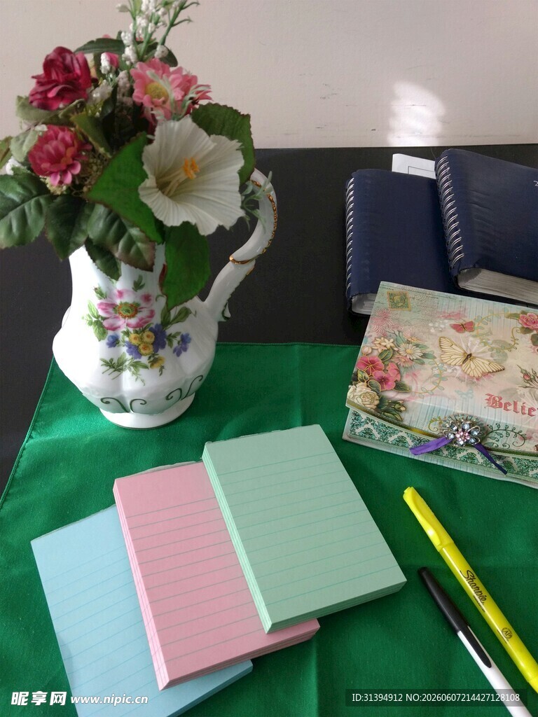 清新桌面文具与花卉摆件