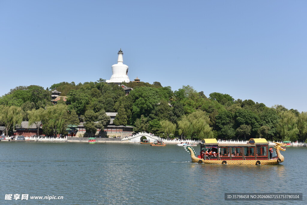 北海公园湖景与游船