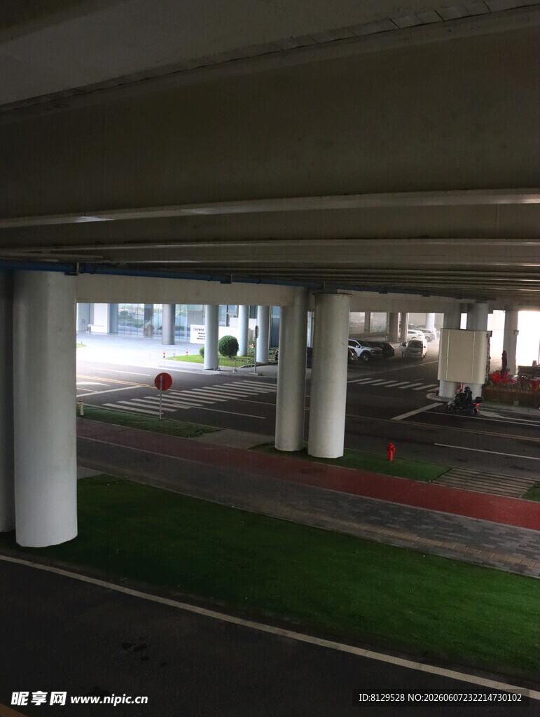 地下停车场内景