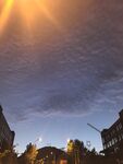 夕阳下的城市建筑景观