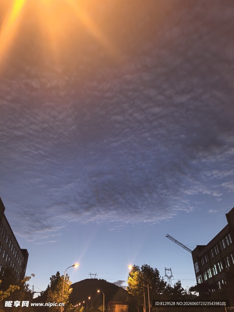 夕阳下的城市建筑景观