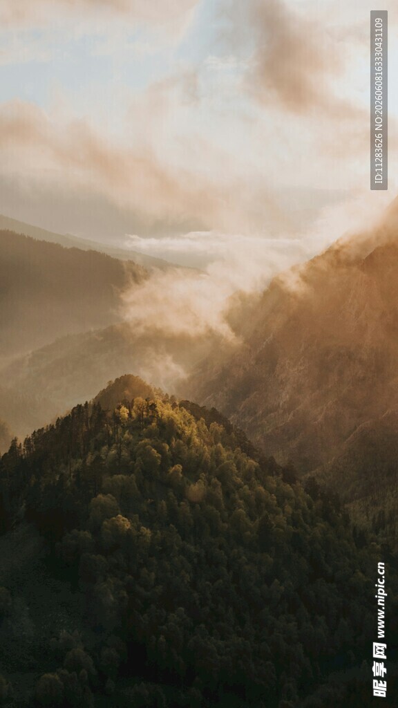 山间晨曦云雾