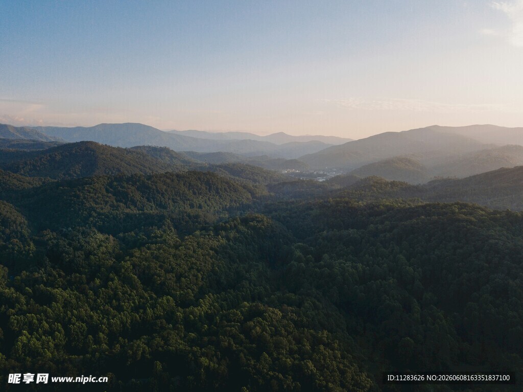 山峦叠翠间的