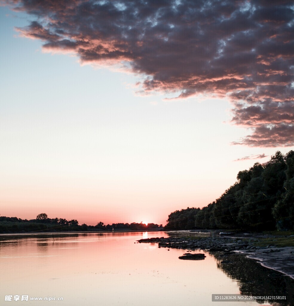 河畔日落美景