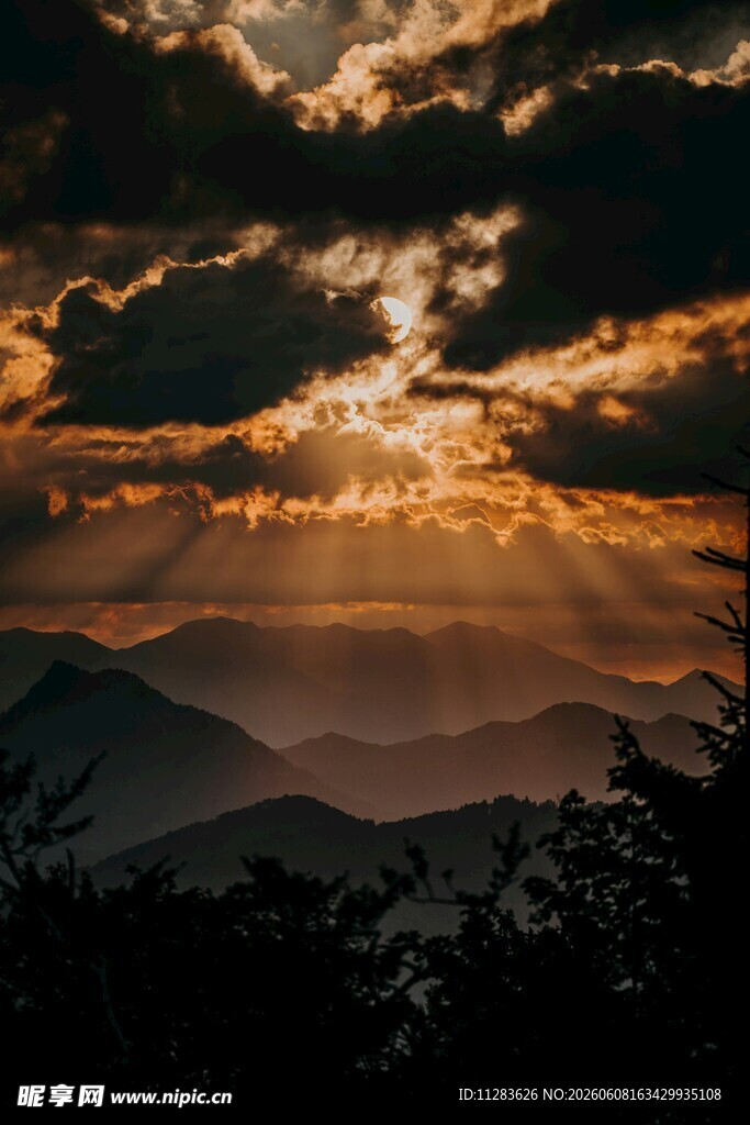山间日落美景