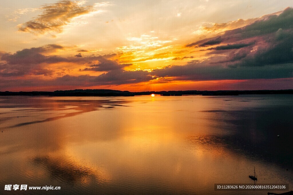 夕阳下宁静的湖面美景
