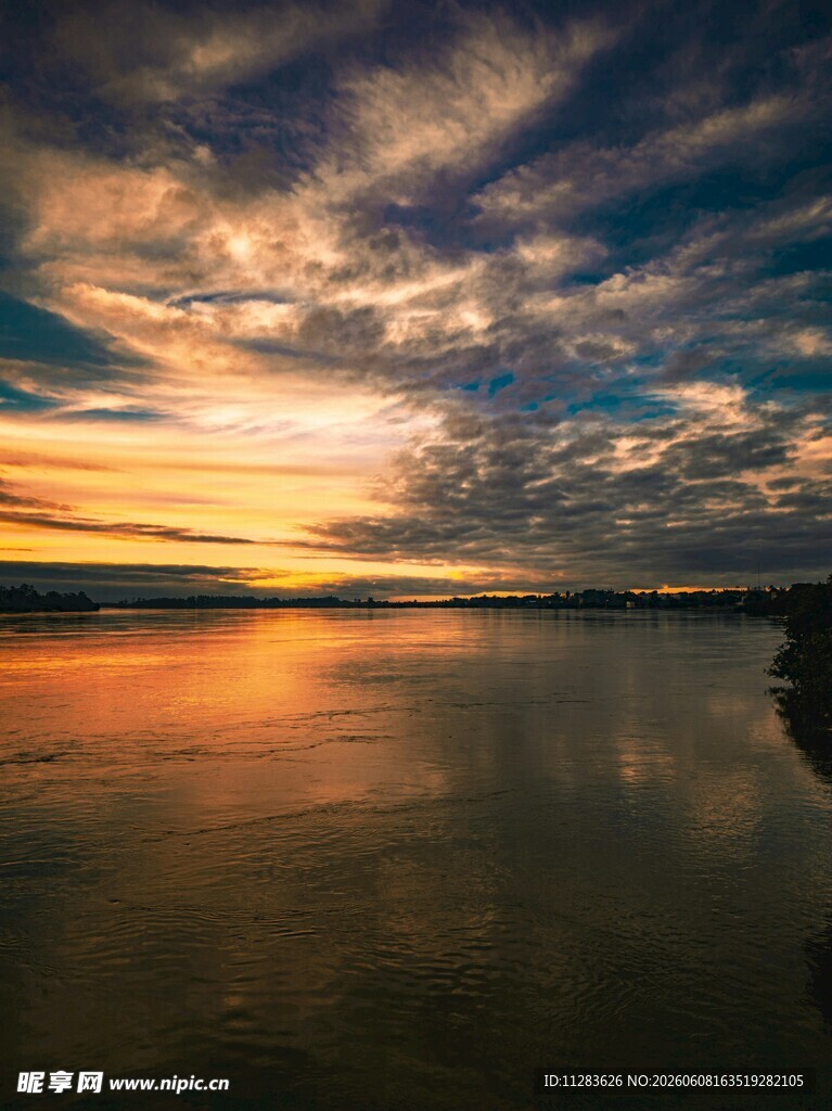 湖畔绝美日落天空景象