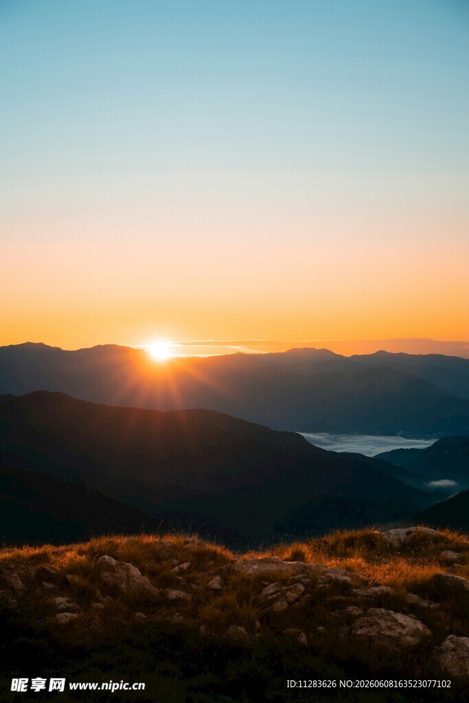 日出山峦美景