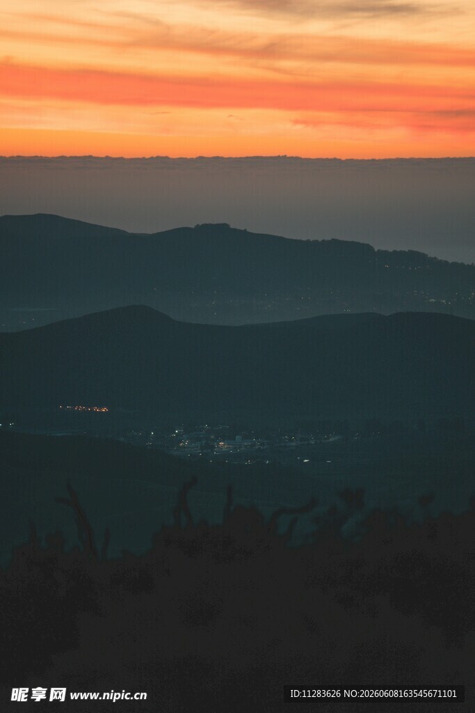 日暮山峦美景