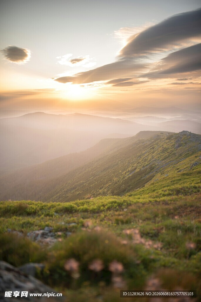 山间日出美景