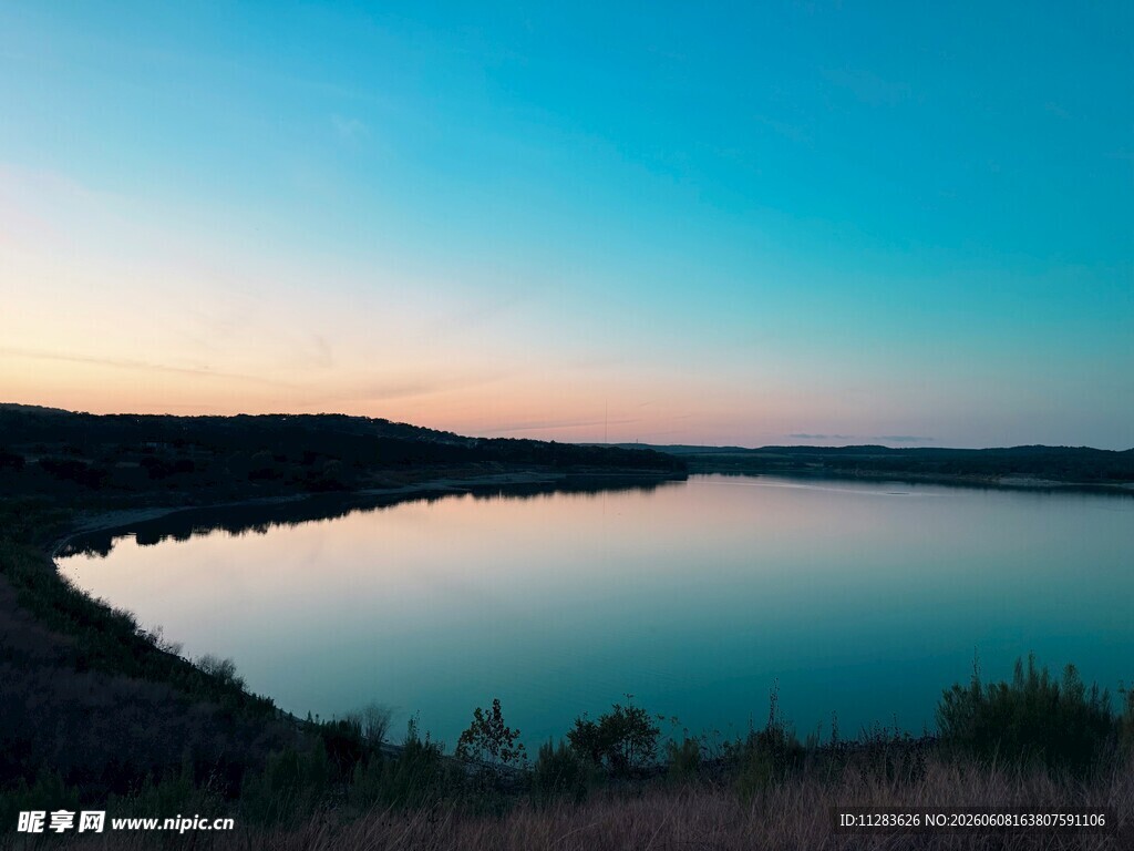 湖畔黄昏美景