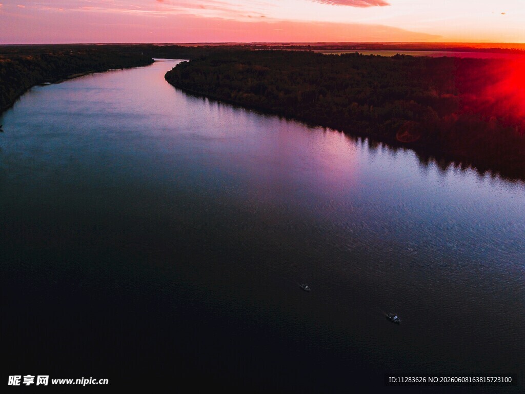 夕阳下蜿蜒河流美景