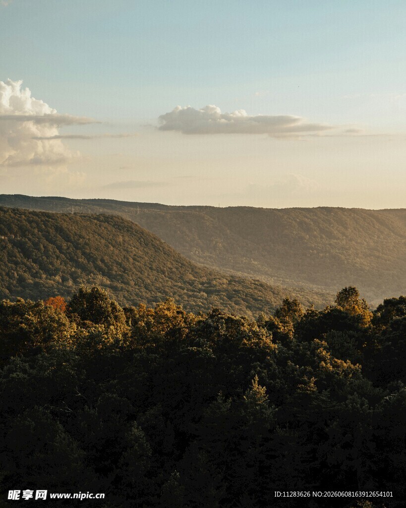 山间晨曦美景