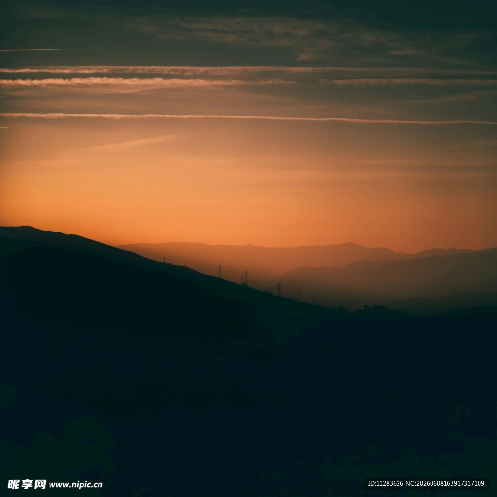 黄昏时分的山峦美景