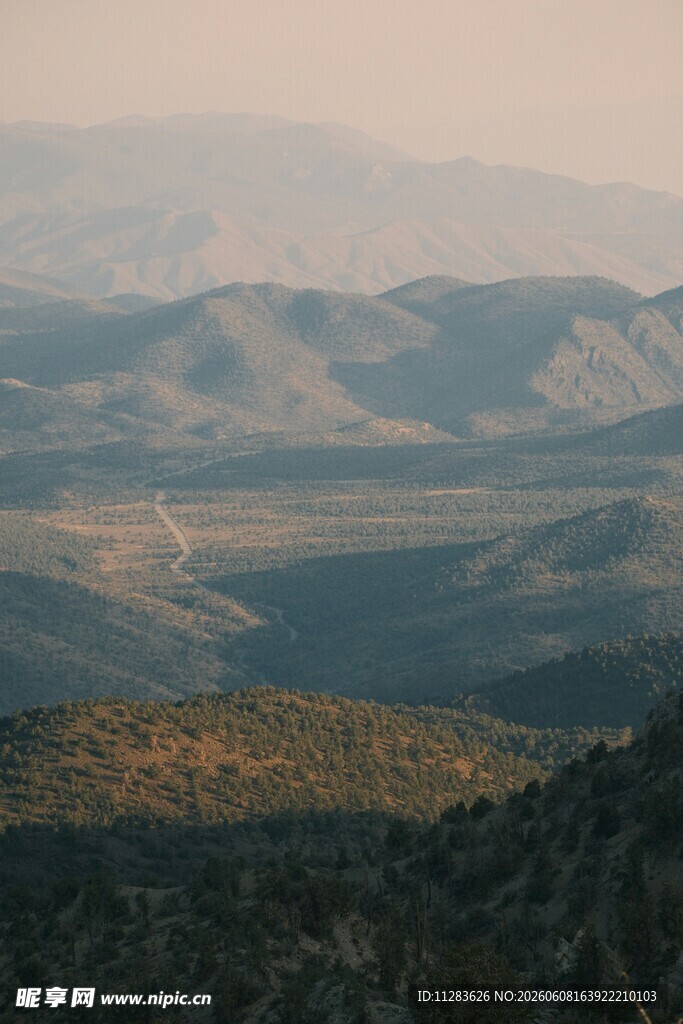 壮丽山峦远景风光