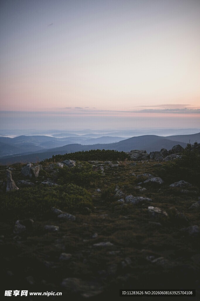 黄昏下的山峦美景