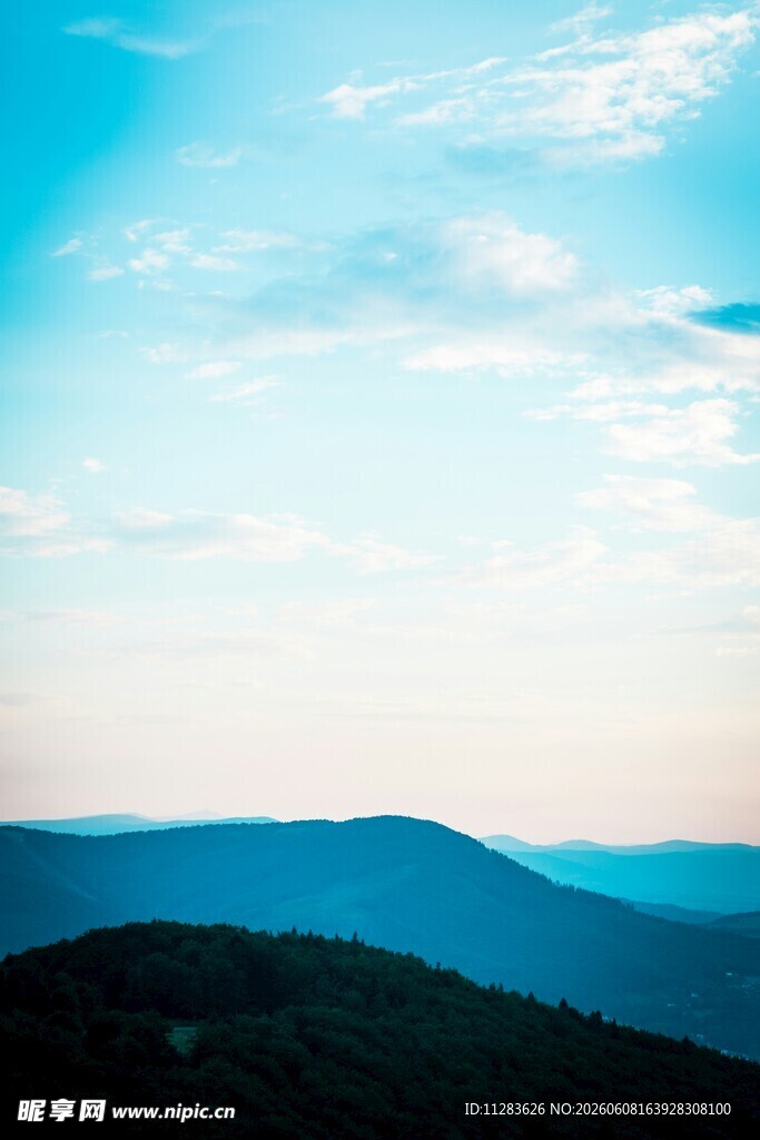 蓝天远山的壮阔自然景色