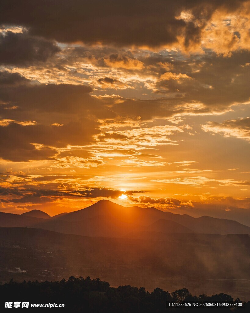 壮丽日落山间美景