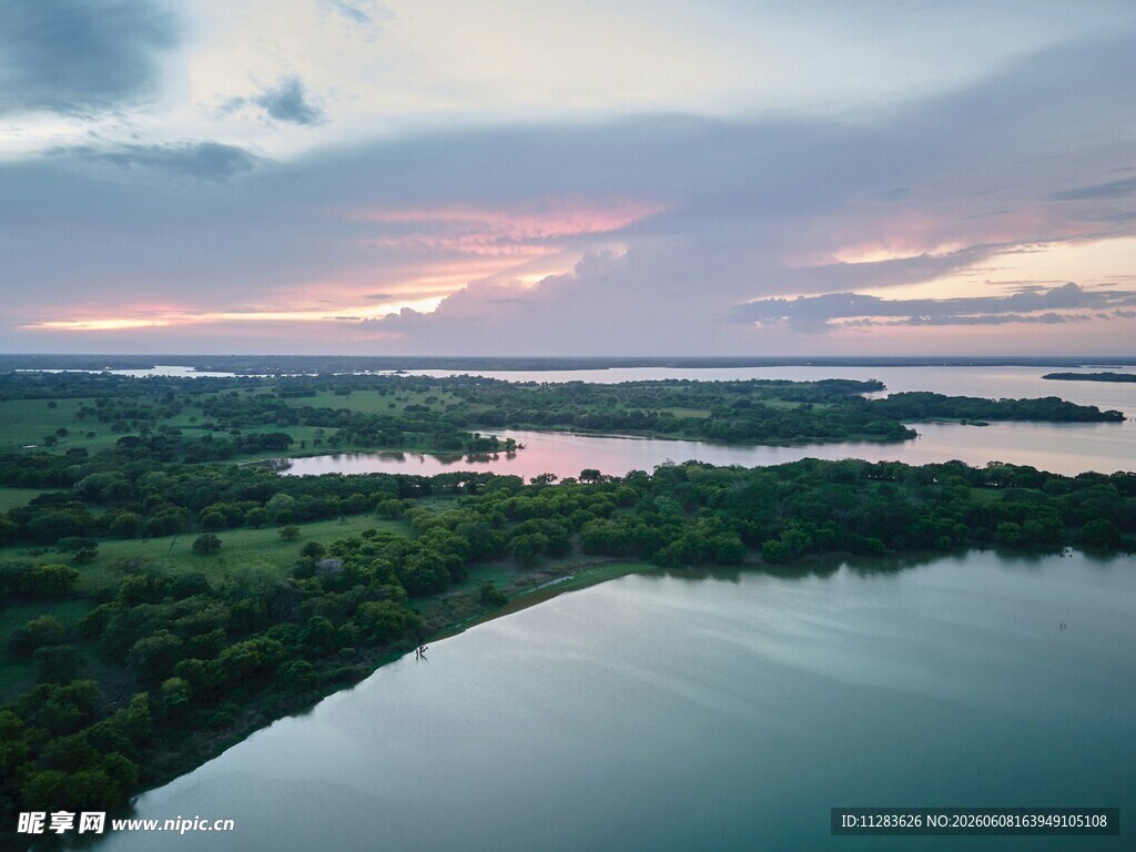 湖畔黄昏美景