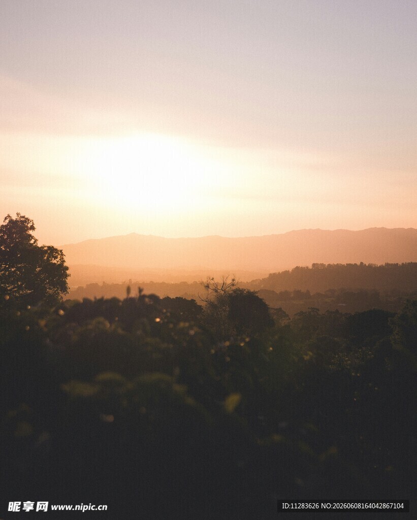 日出时分的山