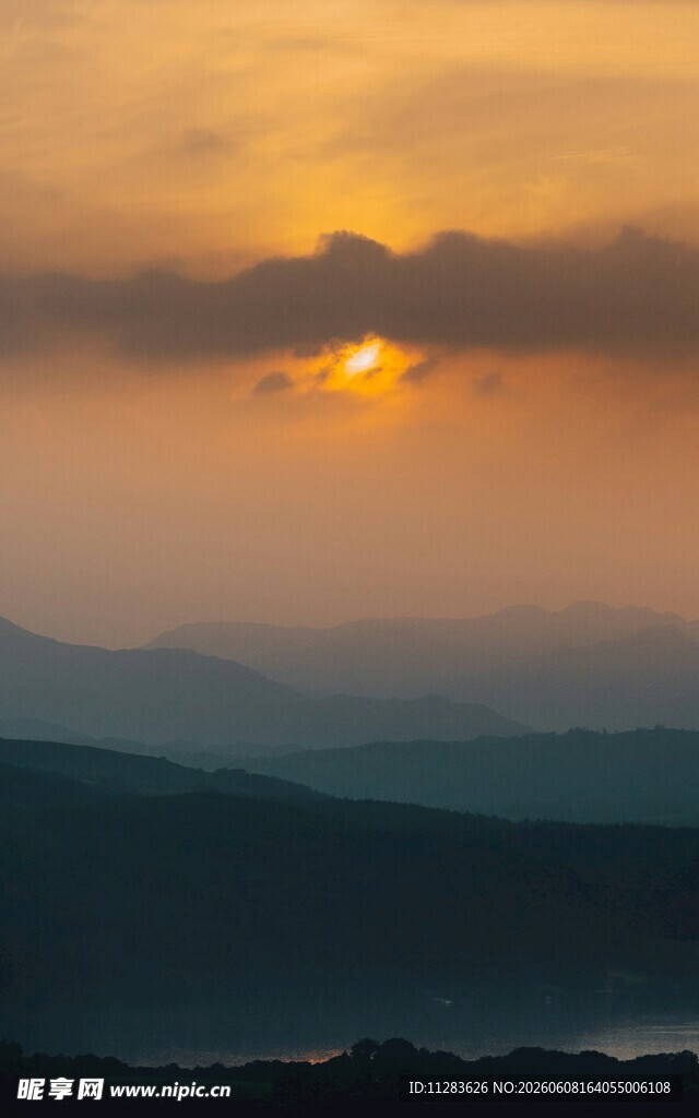 山间日落美景
