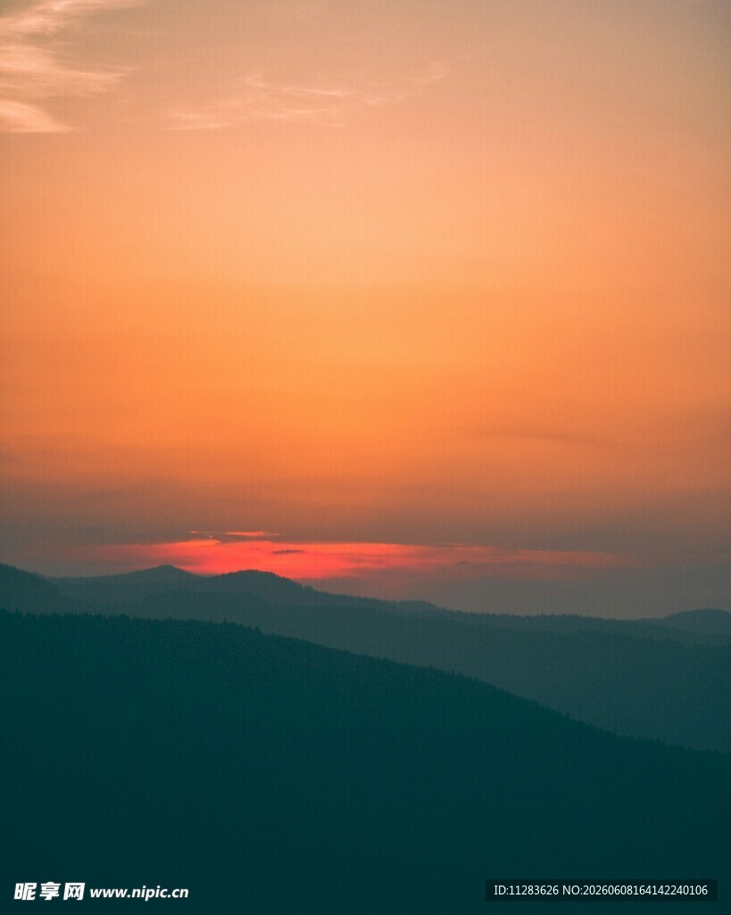 日落时分的山